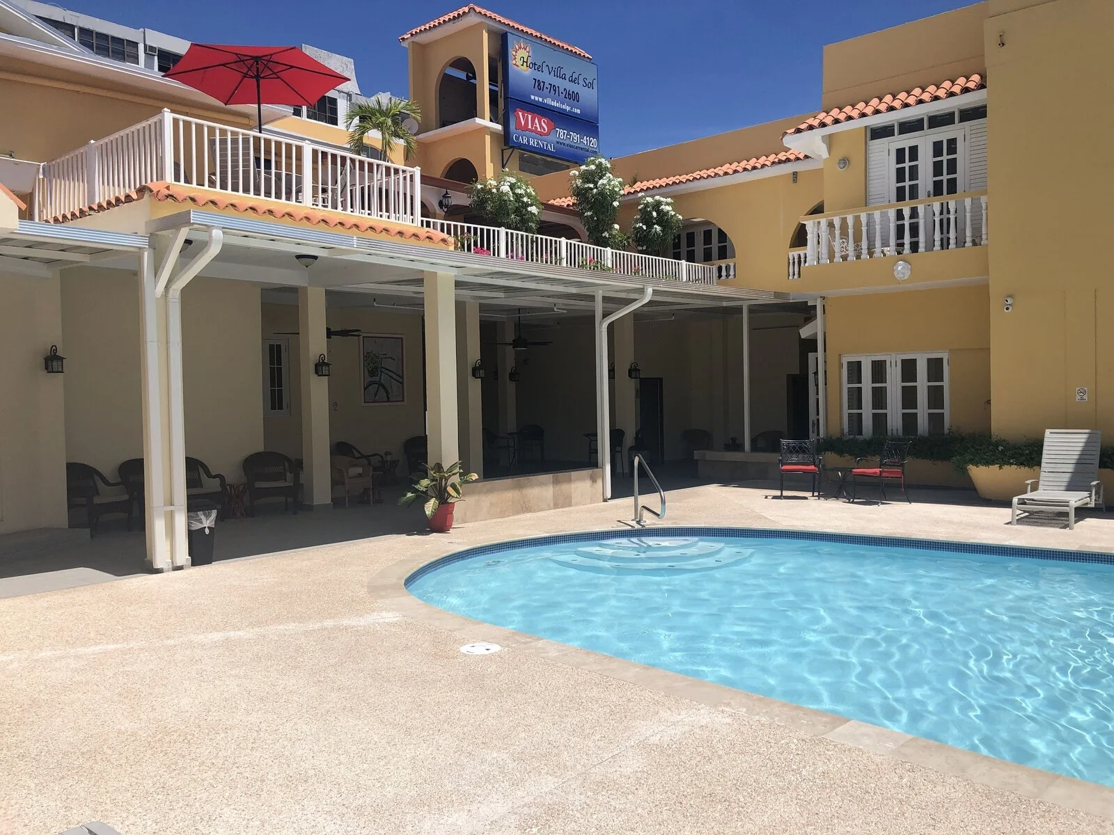 Courtyard pool at Hotel Villa del Sol